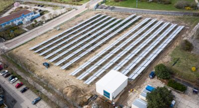 Im Bild ein Luftbild mit der Solarthermie-Anlage in Bitterfeld-Wolfen, die Fernwärme bereitstellt.