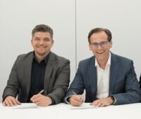 Firmenvertreter an einem Tisch bei der Vertragsunterzeichnung zur Nutzung der Prosumer-App von Vattenfall durch die Stadtwerke Bochum.