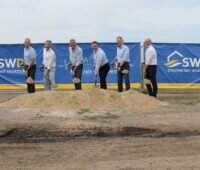 Offizielle beim Spatenstich des Projektes Solarwärme für Delitzsch.