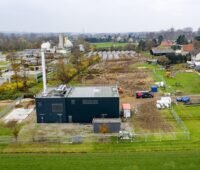 Zu sehen ist das Klärwerk Lemgo, der Standort der Großwärmepumpe, sowie ein Blockheizkraftwerk und die im Bau befindliche große Solarthermie-Anlage.
