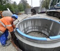 Zu sehen ist der Start der Bohrarbeiten für die neue Fernkälte in München.