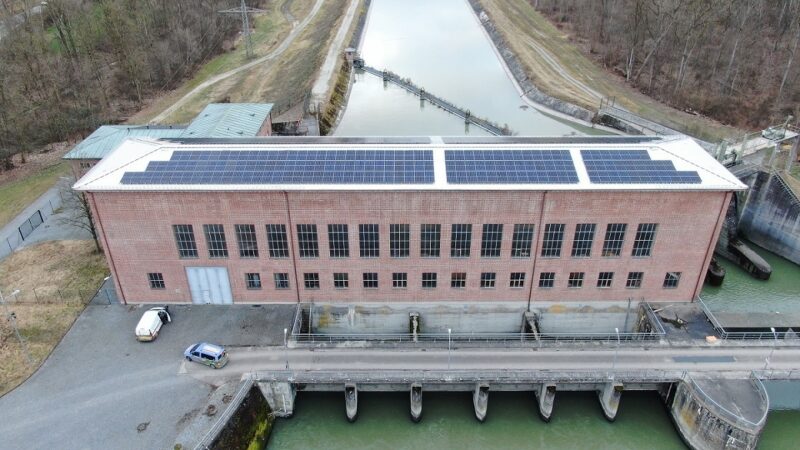 Zu sehen ist die Photovoltaik-Anlage auf dem Uppenbornwerk der Stadtwerke München.