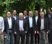 Gruppenbild ohne Dame mit Geschäftsführern der Anteilseigner vom Stadtwerke Verbund Südniedersachsen (SVS).