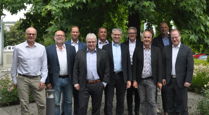Gruppenbild ohne Dame mit Geschäftsführern der Anteilseigner vom Stadtwerke Verbund Südniedersachsen (SVS).
