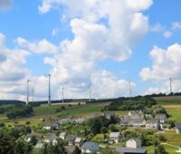 Zu sehen ist eine Windenergieanlage an Land. Der Deutsche Städte- und Gemeindebund will an den Einnahmen aus Windenergie stärker beteiligt werden als bisher.