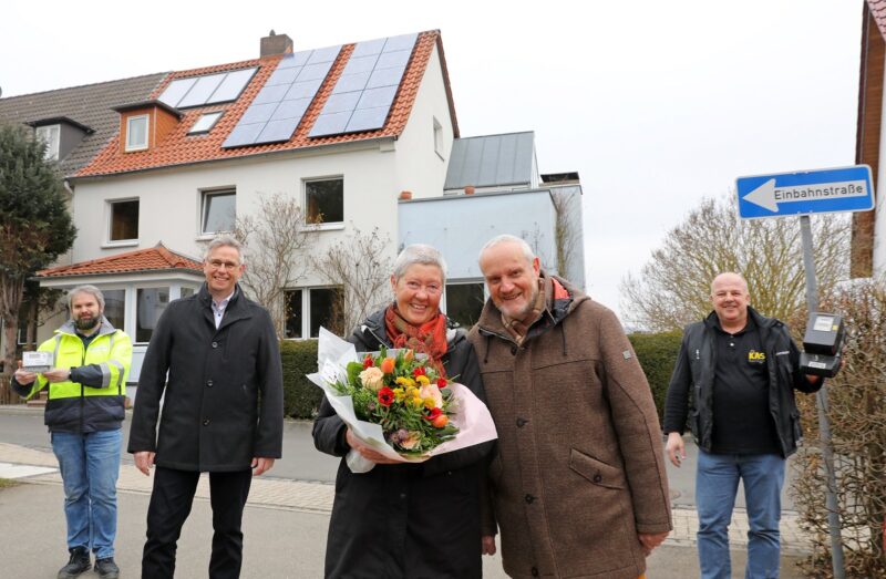 Zu sehen sind die Anlagenbetreiber Hanne und Dr. Bernd Rist mit Firmenvertretern vor ihrem Haus, das mit dem Solarpaket 20plus der Städtischen Werke Kassel umgerüstet wurde.