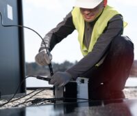 Zu sehen ist eine Photovoltaik-Montage. PV-Steckverbinder sollten nicht von unterschiedlichen Herstellern kombiniert werden.