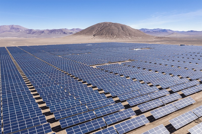 Zu sehen ist ein Photovoltaik-Solarkraftwerk in der Atacama-Wüste, die Stäubli Photovoltaik-Steckverbinder enthält.