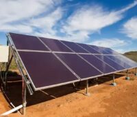 Eine PV-Anlage auf staubigem Boden als Symbol für die geplante Off-Grid Solarenergieinfrastruktur in Angola.