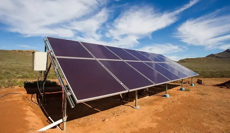 Eine PV-Anlage auf staubigem Boden als Symbol für die geplante Off-Grid Solarenergieinfrastruktur in Angola.