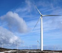 Windpark auf felsigem Untergrund mit Schneeresten.