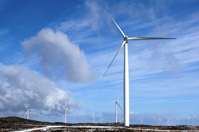 Windpark auf felsigem Untergrund mit Schneeresten.
