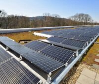 Zu sehen ist eine Photovoltaik-Anlage der Stawag. Der Energieversorger stellt auf 100 Prozent Ökostrom um.