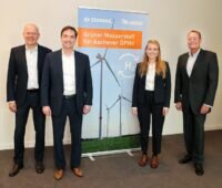 Zu sehen sind Firmenvertreter:innen von Stawag und Aseag bei der Vorstellung vom Elektrolyseur am Windpark Aachen Nord zur Wasserstoff-Herstellung.