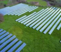 Zu sehen ist ein Photovoltaik-Solarpark von SENS.