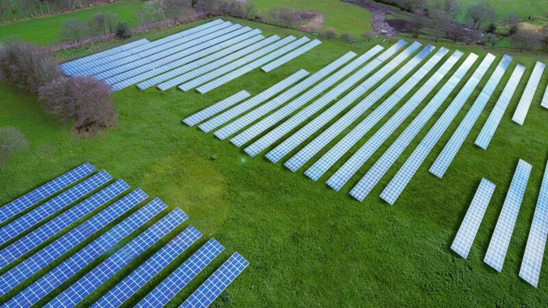 Zu sehen ist ein Photovoltaik-Solarpark von SENS.