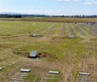 Zu sehen ist einer der im Bau befindlichen Photovoltaik-Solarparks in Ungarn.