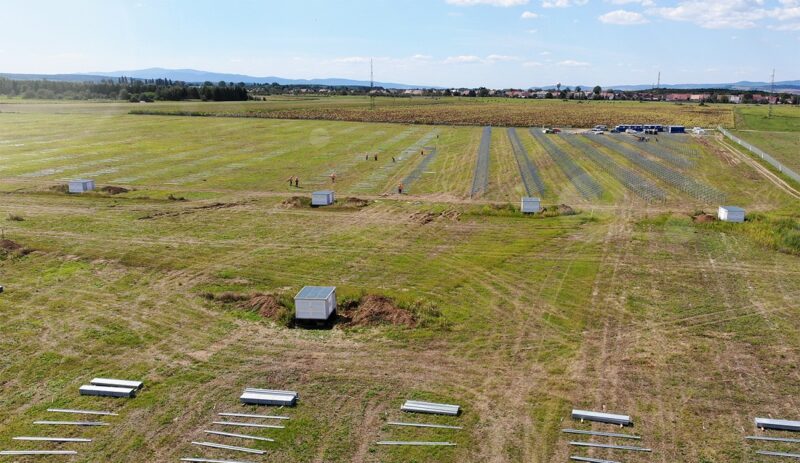 Zu sehen ist einer der im Bau befindlichen Photovoltaik-Solarparks in Ungarn.