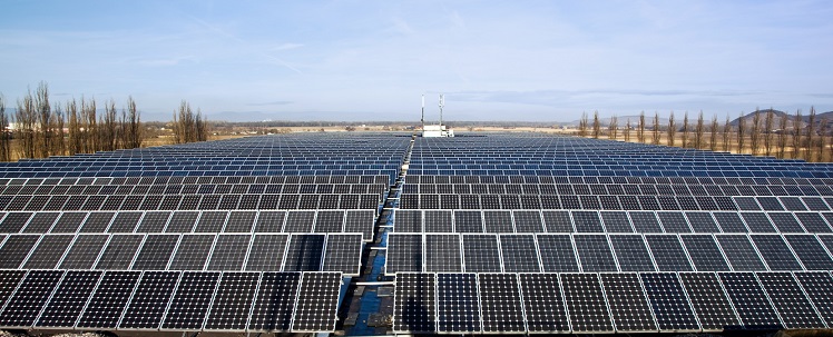 Zu sehen ist ein großer Photovoltaik-Solarpark von Steag. Die Software Sensaia soll die Überwachung von Photovoltaik-Anlagen optimieren.