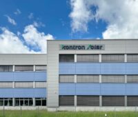 graues Firmengebäude mit Schriftzug Kontron Solar