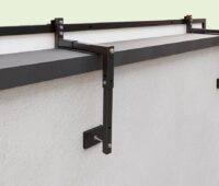 Das Balkonkraftwerk Halterungssystem für Betonbalkone von Plugin Energy Betonhalter Typ 2 für die Montage an Balkonen mit überstehender Brüstung.
