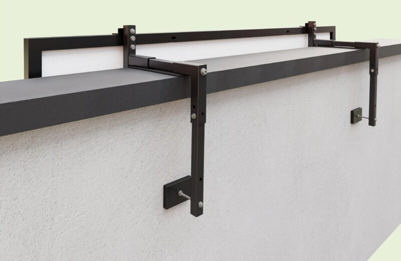 Das Balkonkraftwerk Halterungssystem für Betonbalkone von Plugin Energy Betonhalter Typ 2 für die Montage an Balkonen mit überstehender Brüstung.