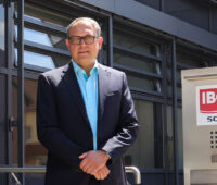 Stefan Hostmann vor einem Gebäude der IBC Solar AG