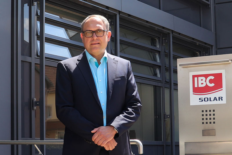 Stefan Hostmann vor einem Gebäude der IBC Solar AG