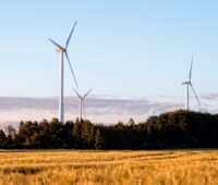 Zu sehen sind Windräder, denn der Energieversorger für das Post-EEG-Zeitalter will erneuerbare Energien vermarkten.