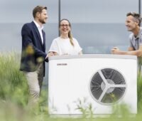 Im Bild eine Wärmepumpe in grüner Umgebung, Stiebel Eltron bietet sieben Jahre Garantie für Wärmepumpen-Systeme.