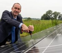 Zu sehen ist Bayern Energieminister Hubert Aiwanger, der ein 100-Milliarden-Programm für den Ausbau der erneuerbaren Energien fordert.