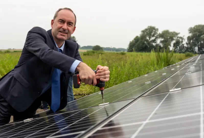 Zu sehen ist Bayern Energieminister Hubert Aiwanger, der ein 100-Milliarden-Programm für den Ausbau der erneuerbaren Energien fordert.