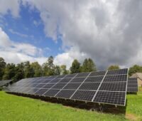 Eine Freiflächen-Photovoltaikanlage auf einer Wiese. Solche Anlagen könnten künftig in bestimmten Bereichen Hessens laut neuer Bauordnung genehmigungsfrei sein. Sie soll erneuerbare Energien voran bringen.
