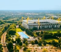 Blick auf das Westfalenstadion von Borussia Dortmund aus einer Vogelperspektive. Der BVB will dort die weltgrößte Photovoltaik-Anlage auf dem Dach eines Fußballstadions errichten.