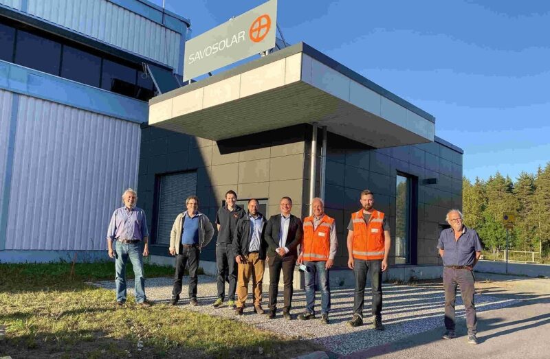 Zu sehen ist ein Gruppenbild für die strategische Partnerschaft für Solarthermie-Großanlagen von Savosolar und CitrinSolar.