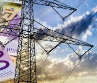 Strommast und Geldscheine - Symbol für Energiepreise