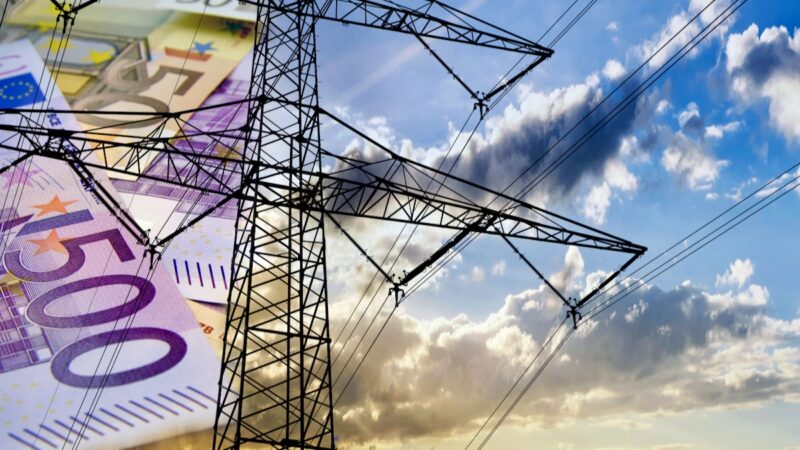 Strommast und Geldscheine - Symbol für Energiepreise