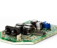 Zu sehen ist eine Sensorplatine. Sensoren für Schnellladebatterien sollen die Ladezeiten reduzieren.