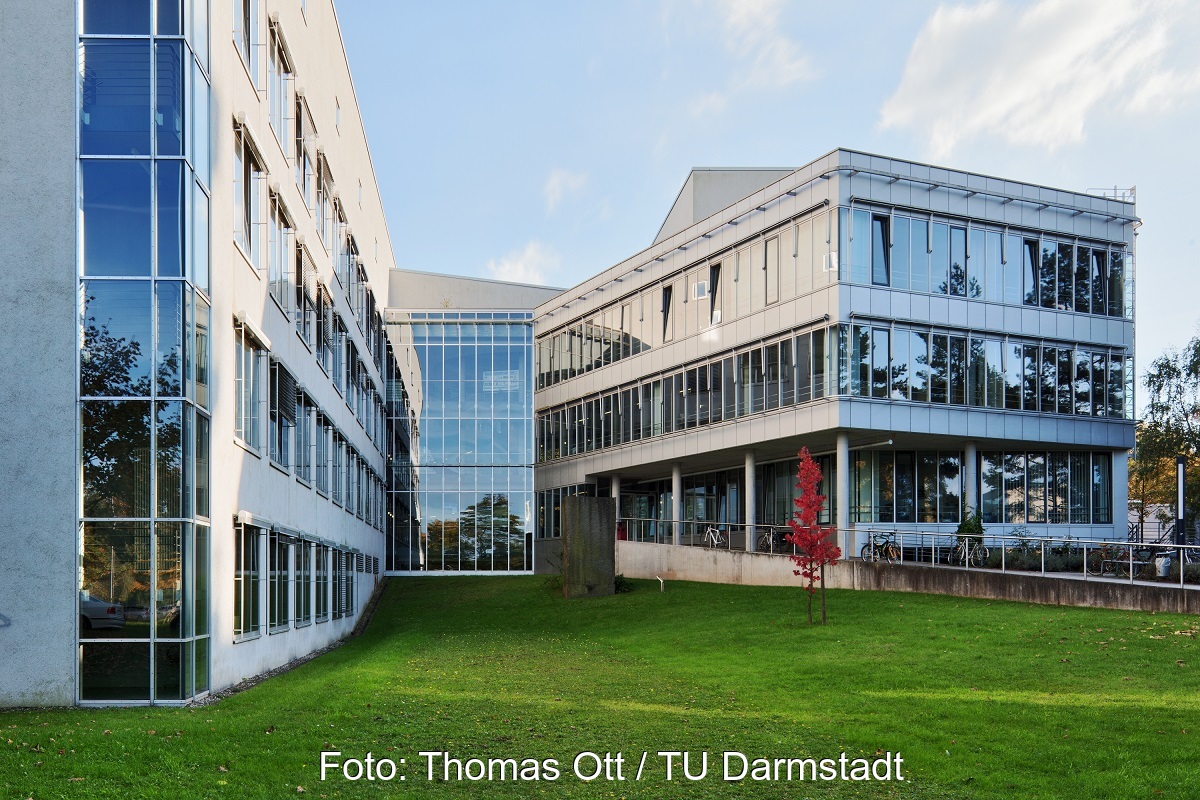Zu sehen ist das Gebäude des Instituts für Materialwissenschaft, das die Forschungen an der Natrium-Festkörperbatterie koordiniert.