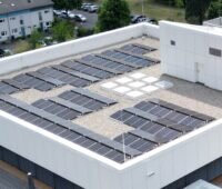 Im Bild eine PV-Anlage, die Strrom GmbH bietet den Bau und den Betrieb von Photovoltaik-Dachanlagen für Gewerbe- und Industriekunden an.