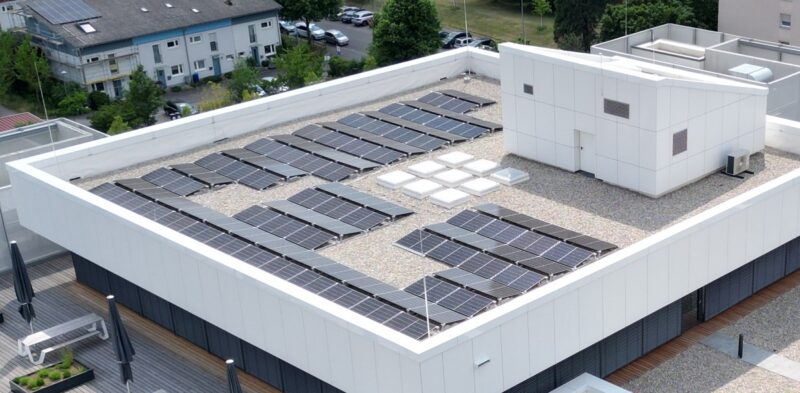 Im Bild eine PV-Anlage, die Strrom GmbH bietet den Bau und den Betrieb von Photovoltaik-Dachanlagen für Gewerbe- und Industriekunden an.