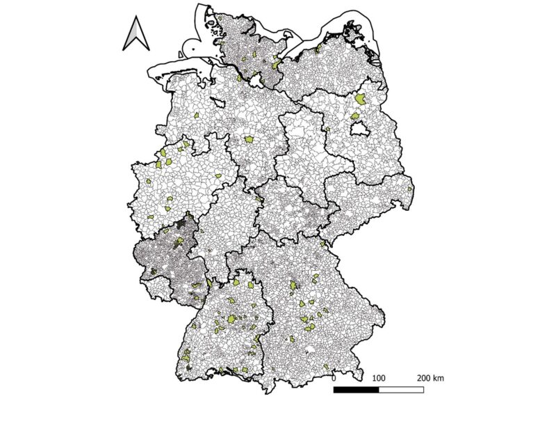 Im Bild eine Deutschlandkarte mit den ausgewerteten Kommunen, die kommunale Wärmeplanung setzt meist auf die Wärmepumpe.
