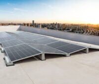 Zu sehen ist eine Photovoltaik Flachdach-Dachanlage mit dem Easy-West Sunballast Trägersystem