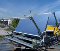 Solarkollektoren auf Schinen und Containern für die Nutzung der konzentrierten Solartechnologie