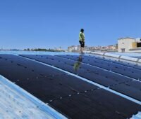 Solarmodule auf einem Gebäudedach in Lissabon.