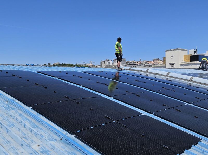 Solarmodule auf einem Gebäudedach in Lissabon.