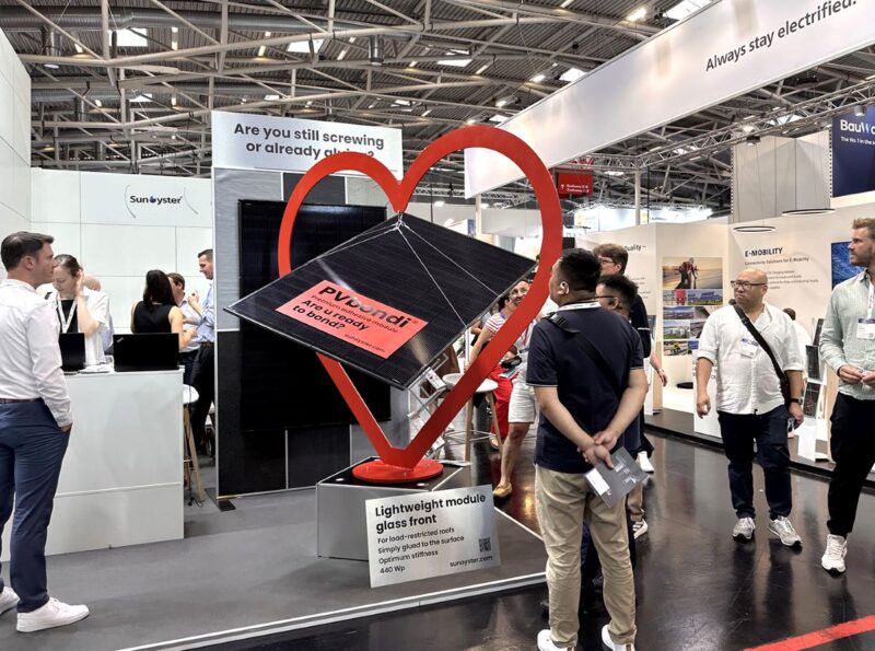 Messestand der Intersolar mit PV-Modul PV-Bondi und Besuchern.