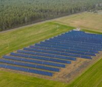 Zu sehen ist das Luftbild eines Solarparks. Litauer können nun Anteile an Photovoltaik-Solarparks zum Eigenbedarf erwerben.