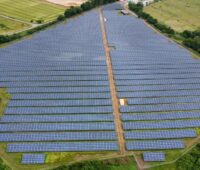 Zu sehen ist der Sunfarming Photovoltaik-Solarpark in Heinsberg, der Agri-PV und Bereiche für Biodiversität vereint.