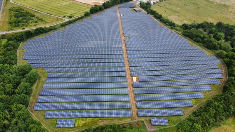 Zu sehen ist der Sunfarming Photovoltaik-Solarpark in Heinsberg, der Agri-PV und Bereiche für Biodiversität vereint.